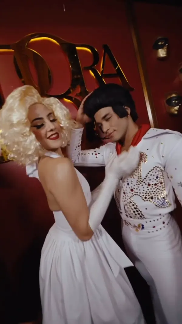 Dos personajes de Bora Bora en vestuario: una diva platino y un ídolo del rock and roll